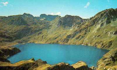 Lac bleu dans les Pyrénées